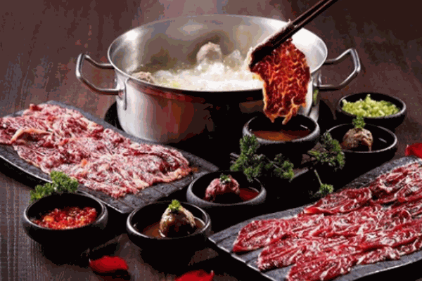 聚?；疱? /></p><p>聚牛火鍋總部實力強，多年來，它一直在致力于對各種美食的研發(fā)，聚?；疱侁P(guān)注對美食的制作過程，在每一步上都十分細心，品質(zhì)很棒。聚?；疱?，在整個制作過程中都將“古法烹美味，自然好滋味”作為自身的研發(fā)理念，從食材的挑選、營養(yǎng)料包的配制、鹵湯的選擇等都經(jīng)過潛心的研究，盡可能的避開食材與料包之間的相生相克之理，做出味的新派養(yǎng)生之美食。</p><p><img src=