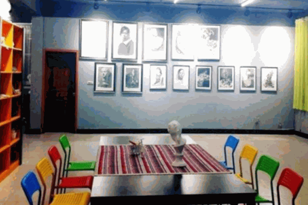 暖色調(diào)畫室