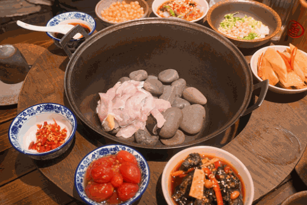 魚夫魚仔鵝卵石魚火鍋