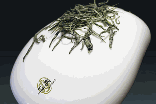 龍?zhí)缎抨柮獠? /></p><p>龍?zhí)杜菩抨柮庀盗挟a(chǎn)品100余款，大器國(guó)禮、義陽貢、國(guó)茶豫禮、大師心禮、尊龍上禮、珍賞禮六大系列，產(chǎn)品覆蓋高、中、低檔，適應(yīng)各消費(fèi)層的需要;所經(jīng)銷產(chǎn)品均取得了規(guī)范化認(rèn)證：國(guó)家地理標(biāo)志產(chǎn)品認(rèn)證、原產(chǎn)地標(biāo)記注冊(cè)認(rèn)證、有機(jī)茶認(rèn)證、ISO9001、ISO22000質(zhì)量體系認(rèn)證等。</p><p><img src=