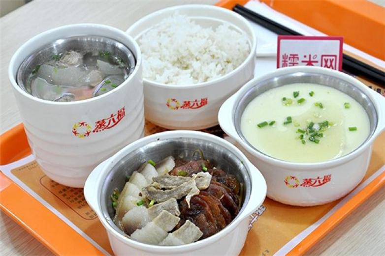 蒸六?？觳?/></p><p>做生意必須把握好成本關(guān)，只要在提高/增加品質(zhì)的同時(shí)，能降低成本，那必然就會(huì)增加創(chuàng)收</p><p><p>蒸六福為了讓餐廳的創(chuàng)收能強(qiáng)大無比，特別推出“五無”模式：無大廚，無廚房，無油，無明旺，無污染</p></p><p><img src=