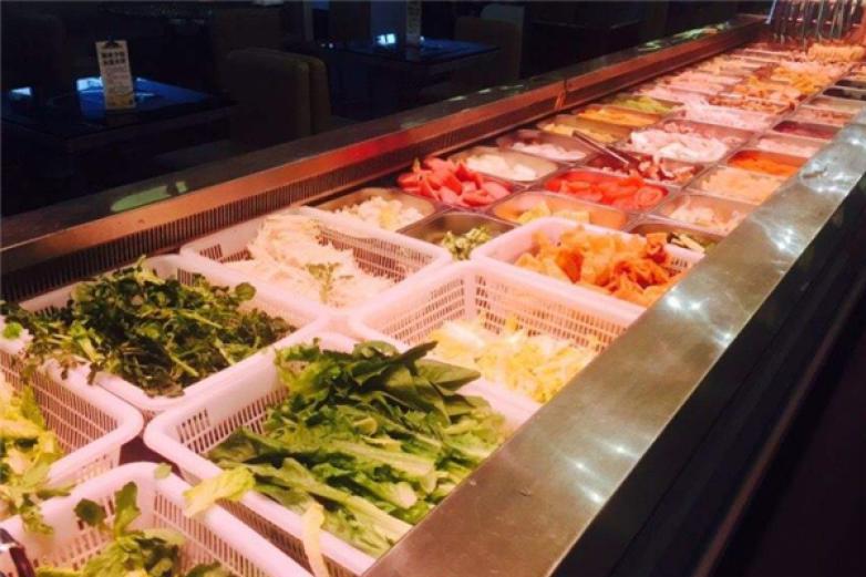 比一鍋?zhàn)灾疱?/></p><p>就現(xiàn)在特別受歡迎的火鍋行業(yè)來說，自助店其實(shí)更受人們的歡迎，用不貴的價(jià)位就可以挑選不同品質(zhì)的食材，有利于食客</p><p><p>當(dāng)然，也是競(jìng)爭(zhēng)較強(qiáng)的一個(gè)行業(yè)，從大家的選擇來看，比一鍋?zhàn)灾疱伿瞧渲懈軞g迎的一個(gè)，到了餐點(diǎn)后大家都紛紛來這里用餐</p></p><p><img src=