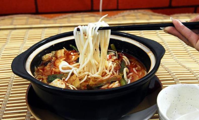 瑤家妹子過橋米線