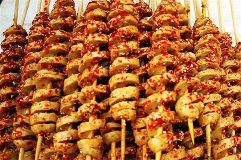 面筋青年大串鋪?zhàn)?/></p><p>“面筋青年”大串鋪?zhàn)幼鳛槊娼钋嗄甏蟠佔(zhàn)悠煜伦悠放?，以其極簡風(fēng)格，吸引更多年輕人的目光，受眾消費(fèi)者更廣，掌握更多吃貨味蕾</p><p><p>阿上擁有強(qiáng)大的專業(yè)研發(fā)和運(yùn)營團(tuán)隊(duì)，讓客戶體驗(yàn)幸福飲食，員工過上幸福生活，企業(yè)走上幸福大道</p></p><p><img src=