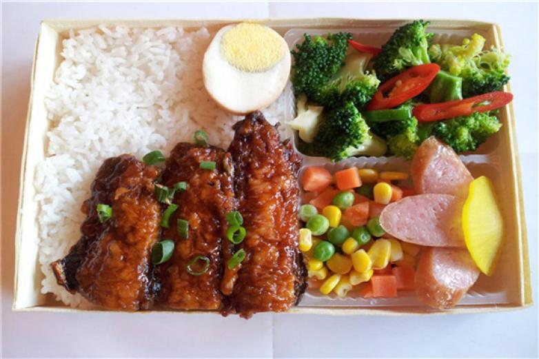 包大?？觳?/></p><p>兼顧各地消費(fèi)者的口味和偏好</p><p><p>包大福快餐突破傳統(tǒng)，推陳出新，開(kāi)發(fā)出更多滿足國(guó)人口味的美食</p></p><p><img src=