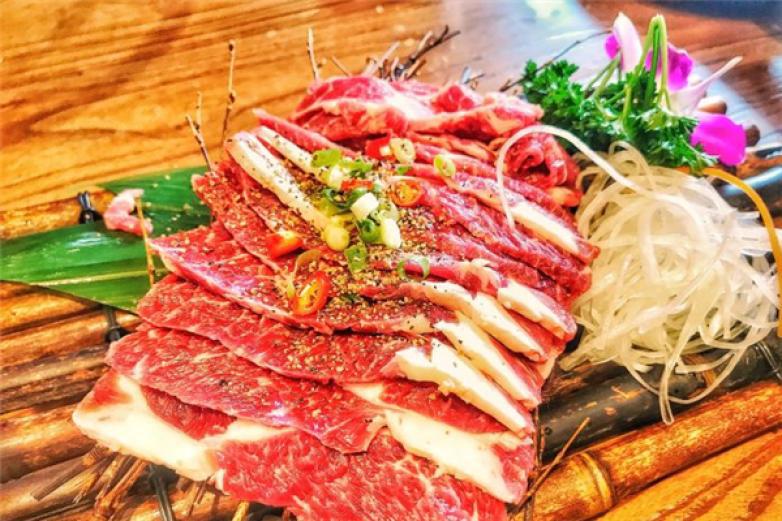 好?？救?/></p><p>每一個來到店鋪吃飯的客人，他們都會得到好牛烤肉贈送的醬料一份，這種醬料是制造的醬料，自己手工熬制出來的，這是總部的招牌，也為每一份烤肉帶來了不一樣的風采</p><p><p>大家吃了以后就知道什么才叫很好的烤肉，這家店鋪的每一種菜品都能夠切配的厚薄均勻，這非?？简瀼N師的刀工</p></p><p><img src=