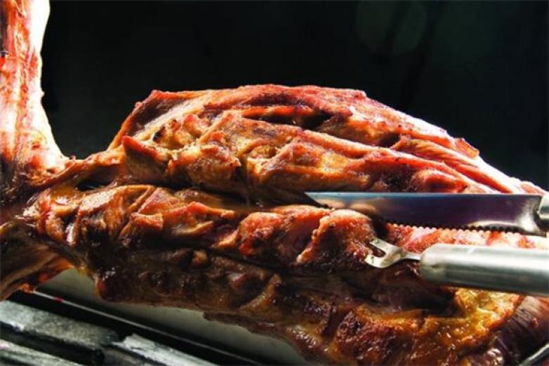 名羊天下碳烤羊腿