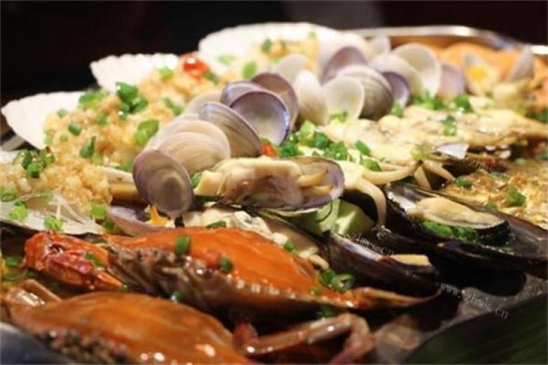 剪刀手海鮮地?cái)們?/></p><p>麻屋美食其特點(diǎn)“味厚”重用三椒（麻椒、辣椒、花椒）形成了菜的獨(dú)特風(fēng)味，享有一菜一格，百菜百味的美譽(yù)</p><p><p>很時(shí)尚的手抓麻辣海鮮，桌子覆上整張吸油紙，緊接著是剛出鍋熱氣未消的大盆海鮮，“嘩啦”聲，紅紅艷艷的小龍蝦、皮皮蝦、蟹子、貝類、仔雞就這么被倒在桌上，默默的咽了下口水，好嘞！擼起膀子，開造！麻屋——時(shí)尚的剪刀手海鮮地?cái)們汉?jiǎn)介：麻麻美食源自濟(jì)南，在黑龍江省設(shè)立直營(yíng)店的短短兩年里，已經(jīng)有近三十家加盟店，擴(kuò)張速度之快，成為餐飲業(yè)的傳奇</p></p><p><img src=