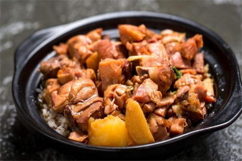 黃明宇黃燜雞米飯