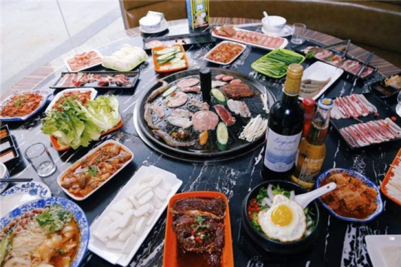 聚十三地?cái)偪救?/></p><p>店內(nèi)主打十三天梯，由13種菜品組成：牛五花、牛舌、黑胡椒牛排、牛肉粒、羊腰子、雞軟骨、金針菇、黑牛三筋、酸菜、松板肉、地瓜片、翅中和蝦滑</p><p><p>是必點(diǎn)菜哦</p></p><p><img src=