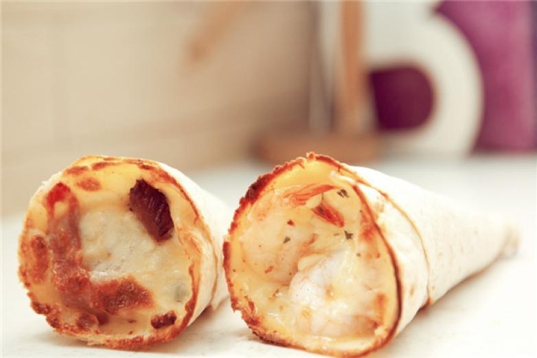 比薩客手握披薩