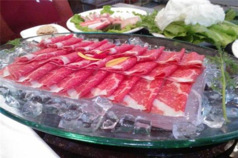 冠霞肥?；疱?/></p><p>冠霞肥牛是在京系傳統(tǒng)火鍋上演變而來(lái)，精選極為鮮嫩的上等肥牛，鍋底以制造高湯白鍋為主，萃取幾十種中外名料，達(dá)到其滋補(bǔ)養(yǎng)顏的目的</p><p><p>冠霞肥牛二十多個(gè)各具特色的包間，氣派典雅的*點(diǎn)大廳可同時(shí)容納400多人同時(shí)就餐</p></p><p><img src=