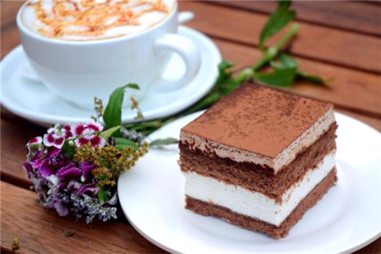 樂滋貓?zhí)鹌?/></p><p>已成為具有較強市場競爭力的跨區(qū)域甜品連鎖品牌</p><p><p>樂滋貓?zhí)鹌穼⒁韵愀凼教瘘c和餐桌甜點進(jìn)行合格的整合，并更新、推出新的甜點</p></p><p><img src=