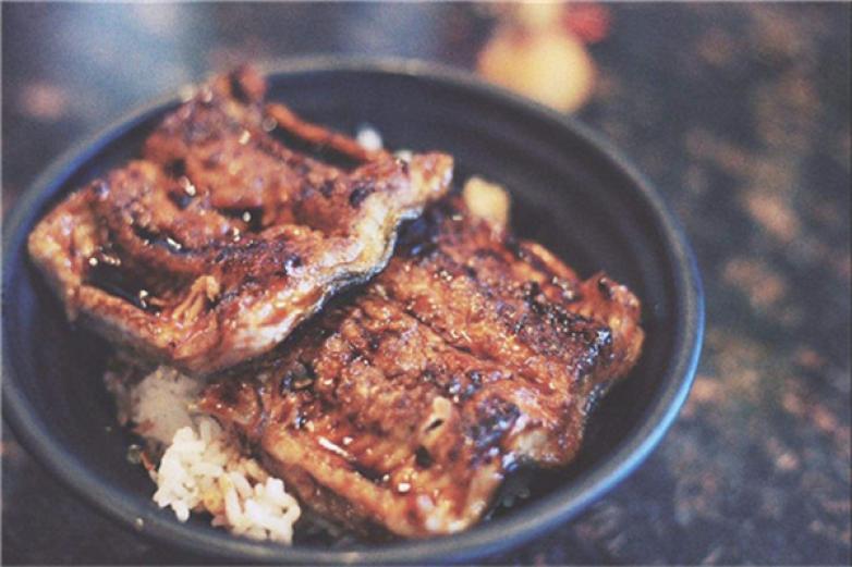 胡?？决牼泳莆?/></p><p>它主要供應烤鰻，一經(jīng)推出就給人們帶來新的口味體驗</p><p><p>其實，這個品牌是東京小屋平臺的升級版，為消費者創(chuàng)造了一個環(huán)境和氛圍，給人們帶來了一種酒館的生活方式</p></p><p><img src=