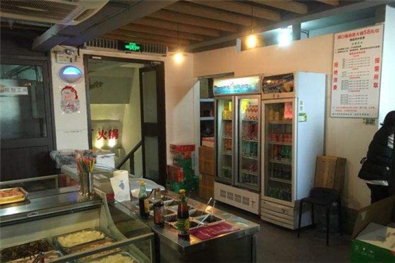 辣口?；疱?/></p><p>有很大一部分火鍋，由于火鍋油重復(fù)使用，對(duì)人們的身體健康產(chǎn)生了很大的影響</p><p><p>辣口福火鍋為了人們的健康全部使用的都是一次性火鍋底料，堅(jiān)持只做良心產(chǎn)品，一直做的都是一次性食物，不會(huì)出現(xiàn)反復(fù)性使用，消費(fèi)者可以合格品嘗</p></p><p><img src=