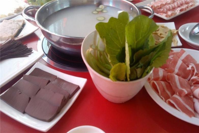 九頭?；疱?/></p><p>因此，加盟者都愿意選擇該項(xiàng)目開店，于是就想要知道總部在哪里？費(fèi)用和條件是不是要求的高？看看本文的介紹后大家就會有答案</p><p><p>九頭?；疱伩偛吭跂|北沈陽，在當(dāng)?shù)厥浅隽嗣幕疱伷放?，自從?009年成立后，先后在其余的地方也開啟了160家連鎖店</p></p><p><img src=