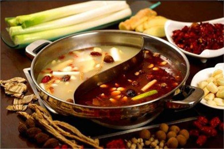 乳仔?；疱?/></p><p>在原有的基礎(chǔ)上先后開發(fā)出“原湯牛肉湯鍋”、“番茄牛尾湯鍋““番茄牛肉湯鍋”“肚條蹄花湯鍋”“番茄排骨湯鍋”“山珍老母雞湯鍋”“山珍鴿子湯鍋”以及“山珍老鴨湯鍋”和“酸羅卜老鴨湯鍋”</p><p><p>使之具有滋陰壯陽、美膚養(yǎng)顏、之養(yǎng)身結(jié)果</p></p><p><img src=