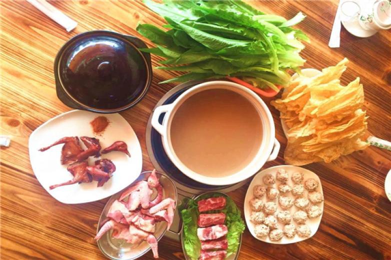 宮?；疱?/></p><p>新鮮的牛肉不僅提高/增加了火鍋的口味，也讓食客們?cè)谙碛脮r(shí)更加合格</p><p><p>每一口牛肉都來(lái)之不易，每一口牛肉都是餐桌上之佳肴，肉質(zhì)口口鮮嫩，營(yíng)養(yǎng)價(jià)值很高，破手消費(fèi)者青睞，提升了宮?；疱伜每诒?/p></p><p><img src=