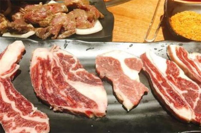 萊真?？救?/></p><p>萊真牛烤肉隸屬于徐州市萊真牛餐飲管理有限公司旗下，憑借著獨特的風味和新鮮的品質贏得了多地市場的好評，是當下知名度極高的連鎖烤肉品牌之一</p><p><p>無論是口味、品質，還是服務和食材，萊真牛烤肉都力求為每一位消費者帶來用餐體驗，店內的烤肉選用的都是新鮮現(xiàn)切的牛肉，分量十足，經濟實惠，讓大家大口吃肉吃到盡興!各種牛肉提前已經經過腌制的，本身就十分入味，在搭配著制造的醬料，完全可以將牛肉的鮮醇激發(fā)出來，吃起來細嫩可口，鮮美多汁</p></p><p><img src=