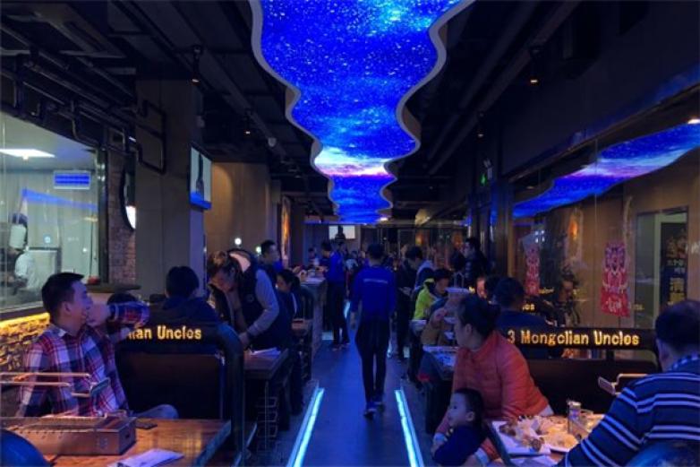 三個蒙古大叔烤羊肉串