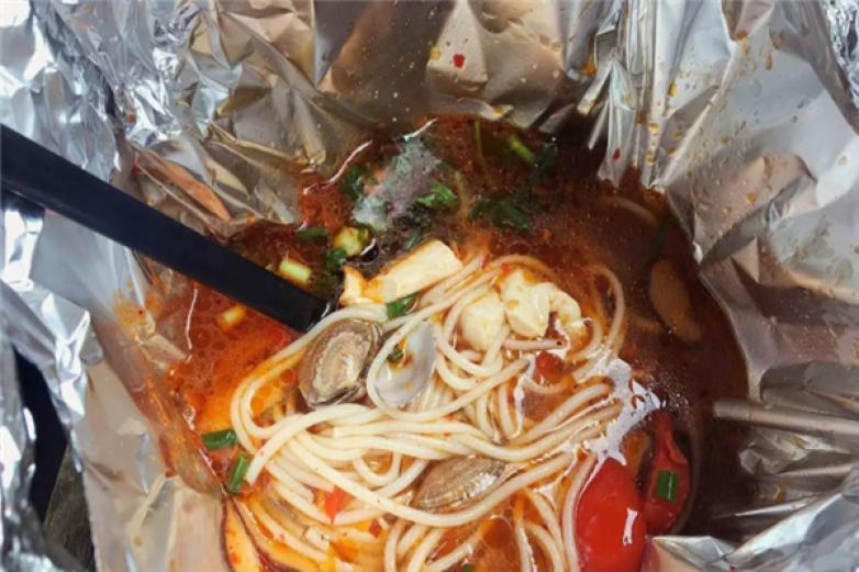 嘿巴適花甲米線