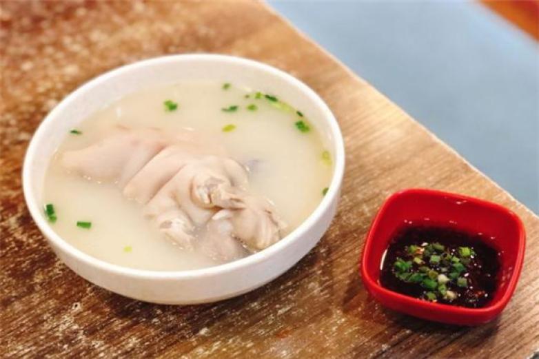 張?zhí)爬蠇屘慊?/></p><p>川菜作為全國八大菜系之一，在全國的推廣度很高，作為大眾菜、家常菜來推廣并不困難，做好了一定受歡迎，母曉駒于是把希望寄托在了豬蹄上</p><p><p>憑借多年的廚師技術(shù)和經(jīng)驗，母曉駒開始了豬蹄菜品的研制開發(fā)</p></p><p><img src=