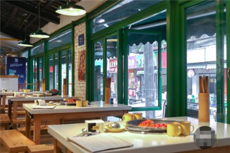 一品皇?；疱?/></p><p>公司的肉品均來自于無公害環(huán)境下科學(xué)牧養(yǎng)的優(yōu)質(zhì)黃牛，經(jīng)統(tǒng)一育肥、同步屠宰、同步檢疫、同步脫酸的現(xiàn)代科學(xué)的加工工藝，使肥牛肉質(zhì)的鮮美和營養(yǎng)均有科學(xué)量化的</p><p><p>同時(shí)對其他菜品和菌類的營養(yǎng)比例、細(xì)胞成熟度、組織新鮮度等50多項(xiàng)指標(biāo)實(shí)時(shí)檢測，真正為顧客提供高品質(zhì)的營養(yǎng)健康食品</p></p><p><img src=