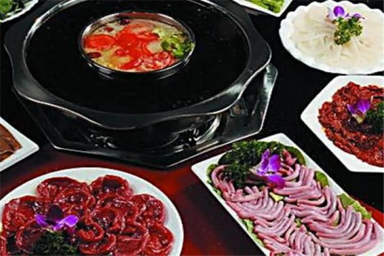 鴻富祥全?；疱?/></p><p>鴻富祥全?；疱伌竽戇x用牦牛骨為火鍋基本底料，用牦牛骨熬制出的湯，擁有增加骨質(zhì)密度，進(jìn)入21世紀(jì)，食材即是消費(fèi)者擔(dān)心也易出問題的地方</p><p><p>鴻富祥全?；疱伈扇r(shí)尚、歡樂定位，裝修充滿時(shí)尚、好、藝術(shù)感</p></p><p><img src=