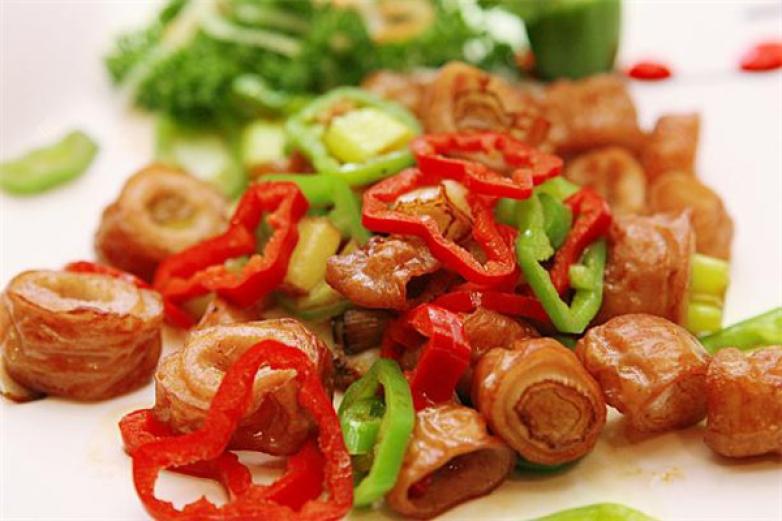 順?lè)寰频?/></p><p>集團(tuán)公司綜合實(shí)力十分雄厚，還有正確的品牌價(jià)值觀，能夠采購(gòu)正確的經(jīng)營(yíng)模式不斷的發(fā)展壯大</p><p><p>在制定品牌發(fā)展戰(zhàn)略之后，就從兩個(gè)方面入手來(lái)提升市場(chǎng)競(jìng)爭(zhēng)力，一是提升品牌形象，迅速打響在國(guó)內(nèi)的知名度，二是采用連鎖經(jīng)營(yíng)方式拓展市場(chǎng)</p></p><p><img src=