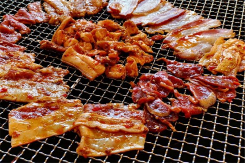 根據(jù)地?zé)?/></p><p>非常多的人都對(duì)根據(jù)地?zé)镜娘L(fēng)味深深迷戀</p><p><p>在夏季的傍晚，來(lái)到這里，點(diǎn)著自己喜歡的食物，和朋友舉杯，讓你釋放內(nèi)心的疲憊</p></p><p><img src=