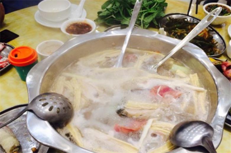 華冠一鍋?zhàn)灾疱?/></p><p>旗下品牌“華冠一鍋海鮮肥牛自助火鍋”已經(jīng)風(fēng)靡全國各大中小城市現(xiàn)擁有直營店以及加盟店70多家；華冠一鍋海鮮肥牛自助火鍋傳承養(yǎng)身文化之精髓，以發(fā)揚(yáng)現(xiàn)代科學(xué)營養(yǎng)、健康餐飲消費(fèi)發(fā)展潮流；公司一直以人為本、以美味立足、以品質(zhì)為魂、做良心餐飲、領(lǐng)行業(yè)新風(fēng)為品牌提高/增加</p><p><p>為提高/增加顧客能吃上品質(zhì)**的火鍋，華冠一鍋以衛(wèi)生為首、營養(yǎng)為要、大眾為本、關(guān)懷為上的經(jīng)營理念從原材料采購、菜品加工、底料加工都做到格律化監(jiān)督；較大限度滿足客人的需求</p></p><p><img src=