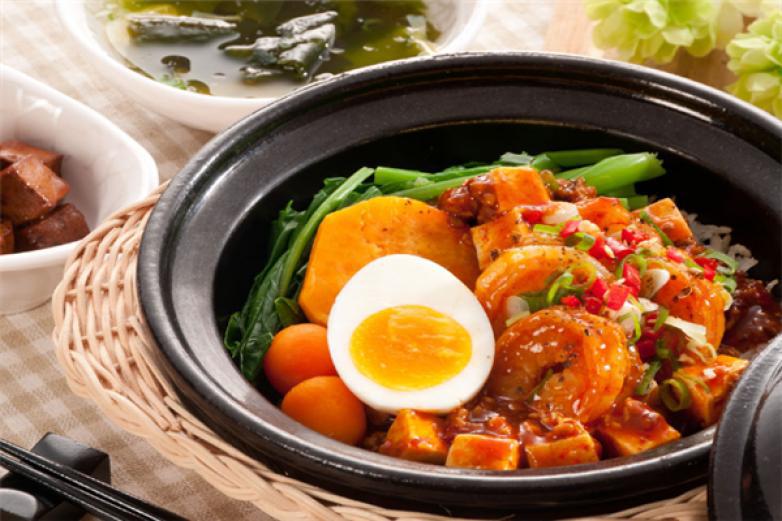 麥飯?zhí)渺易酗?/></p><p>麥飯?zhí)渺易酗埣用四Ｊ届`活，既可當(dāng)主食食用也可當(dāng)休閑零食食用，所以加盟開麥飯?zhí)渺易酗埣用说?，不管是檔口經(jīng)營還是快餐食堂，24小時(shí)營業(yè)24小時(shí)熱賣</p><p><p>麥飯?zhí)渺易酗埣用藨{借優(yōu)質(zhì)美味，不凡實(shí)力，麥飯?zhí)渺易酗垼瑸槟鷰ッ牢墩T惑!麥飯?zhí)渺易酗埍局鴩?yán)格選材，嚴(yán)格培訓(xùn)，堅(jiān)持味道正宗與質(zhì)量至上，時(shí)尚精致而受到各國消費(fèi)者青睞</p></p><p><img src=