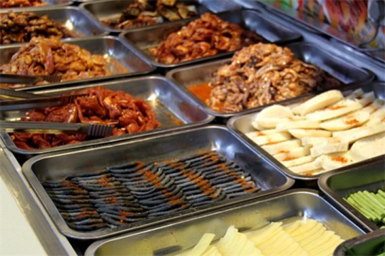 漢斯特?zé)?/></p><p>漢斯特在發(fā)展的過程中、在保留原有韓餐文化的同時(shí)不斷創(chuàng)立，目前擁有菜品兩百多道</p><p><p>使韓餐色、香、味、形、意、與中餐的“養(yǎng)”得到了的結(jié)合</p></p><p><img src=