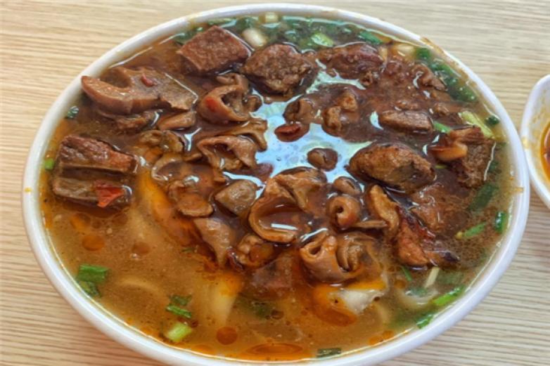 百面?zhèn)黛?/></p><p>加盟百面?zhèn)黛髂軌蜃屵M入小康夢想照進現(xiàn)實里</p><p><p>百面?zhèn)黛骶x上乘品質(zhì)面做食材，而且砂鍋面制作工藝也是十分講究的，所有的食材選自新鮮食材，砂鍋面的面條也是經(jīng)由人工手搟而成，制作出來的面口感就非常的不錯，讓人吃起來爽滑勁道，所以受到很多美食愛好者的青睞</p></p><p><img src=