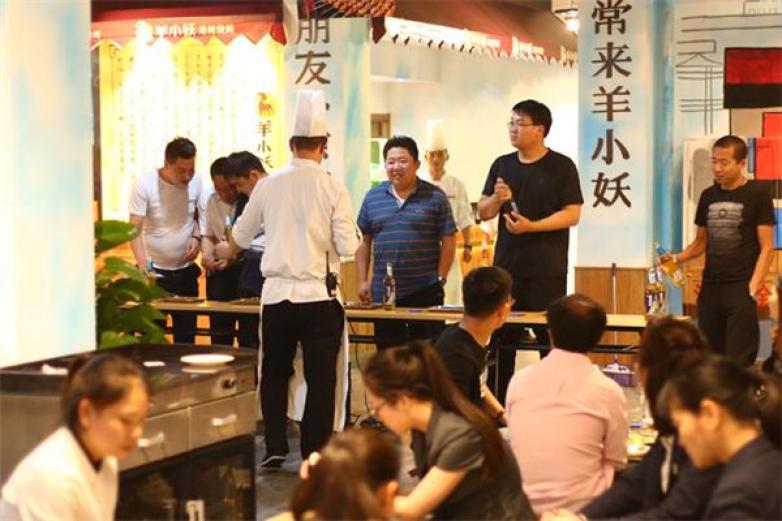 羊小妖地?cái)偀?/></p><p>羊小妖地?cái)偀静粌H產(chǎn)品品質(zhì)上乘，在環(huán)境方面也更勝一籌</p><p><p>地?cái)偸骄筒蛨?chǎng)景的打造，三五好友，喝酒擼串，輕松自在，喚起人們念念不忘的地?cái)偀厩閼?，深受歡迎，客源不斷</p></p><p><img src=