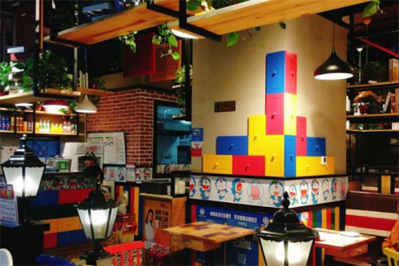 花少爺?shù)闹?/></p><p>花少爺?shù)闹嘁彩俏靼不ㄖ璨惋嬘邢薰酒煜乱粋€具有核心競爭力的品牌，說起花少爺?shù)闹?，以萬達店為基礎發(fā)展、升級起來的，店內(nèi)的整體裝修風格展現(xiàn)了現(xiàn)在大多數(shù)少男少女的文藝小清新情懷，每家店的裝修風格整體一致，卻每家店也略有不同</p><p><p>粵式茶點制作技藝受西餐文化的影響，可稱之為賞心悅目的藝術</p></p><p><img src=