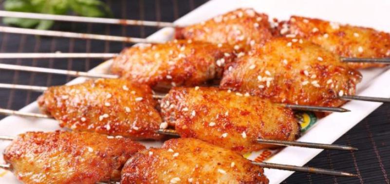 非?？境?/></p><p>增加成品的焦、香、嫩、爽的特色，可以極大程度保持雞翅的水分，不縮水、烤不糊、大大提高出品率</p><p><p>營養(yǎng)健康，而且女孩子吃了也不會(huì)發(fā)胖傳自非洲的燒烤技藝，既加速脂肪溶解，又能將調(diào)料滲入雞翅肉內(nèi)，增加香嫩口感</p></p><p><img src=