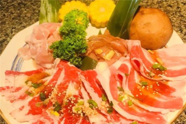 七仔?？救?/></p><p>是您商務(wù)宴請,家庭小聚的選擇</p><p><p>專業(yè)定制的東北七仔?？救獾?，再配以精心挑選的各類套餐和風味小吃</p></p><p><img src=