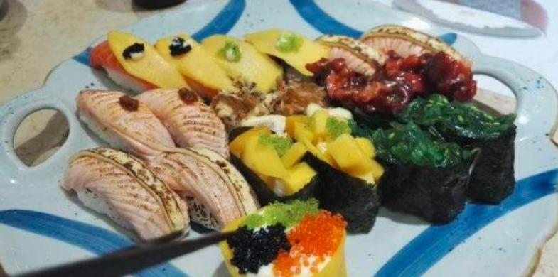 忠臣?jí)鬯?/></p><p>據(jù)壽司食品工業(yè)協(xié)會(huì)相關(guān)負(fù)責(zé)人介紹，近兩年來(lái)，市場(chǎng)上的壽司餐廳發(fā)展迅速</p><p><p>其中大部分為民營(yíng)企業(yè)，經(jīng)營(yíng)靈活，市場(chǎng)發(fā)展迅速，年均增長(zhǎng)近10%</p></p><p><img src=