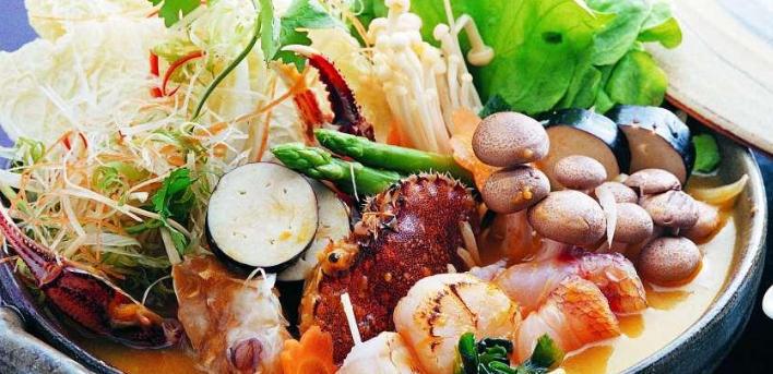 犇犇?；疱?/></p><p>對于火鍋企業(yè)的發(fā)展來說，重要方法就是火鍋連鎖經(jīng)營，加盟經(jīng)營推廣這種方式給企業(yè)帶來了品牌迅速擴(kuò)張和資金積累的好處犇牛火鍋便是突出的例子，吸取了同行的經(jīng)驗教訓(xùn)，不斷改革創(chuàng)立，現(xiàn)已在全國21個城市擁有82家店犇?；疱伝疱伈惋嫻芾碛邢薰酒煜略O(shè)有犇犇?；疱伷放?，且公司是一家專業(yè)經(jīng)營各式特色火鍋為主的餐飲連鎖企業(yè)，公司擁有自營面積16000平米以及500畝生態(tài)基地，集餐飲、種殖、養(yǎng)殖、物流配送、技術(shù)培訓(xùn)、休閑娛樂為一體的連鎖企業(yè)犇牛火鍋，以休閑火鍋的形式出現(xiàn)，一下子符合了：時尚、健康、休閑、分餐、營養(yǎng)的多種前衛(wèi)獨特的消費觀念，因此而受到食客們的熱捧犇牛火鍋，不同于傳統(tǒng)的火鍋營業(yè)模式，沒有廚師，簡單的底料、小料，各店面就地采購各種菜品，只需復(fù)制管理流程，便可享受百店如一的質(zhì)量和速度，合作必贏！犇犇?；疱伖臼冀K秉承“服務(wù)至上、顧客至上”的理念，以創(chuàng)立為核心，改變傳統(tǒng)的標(biāo)準(zhǔn)化、單一化的服務(wù)，提倡個性化的特色服務(wù)，致力于為顧客提供愉悅的用餐服務(wù);在管理上，倡導(dǎo)雙手改變命運的價值觀，為員工創(chuàng)建公平公正的工作環(huán)境，實施人性化和親情化的管理模式，提升員工價值犇?；疱佉粋€具有創(chuàng)立理念與執(zhí)行力的餐飲品牌，優(yōu)先在火鍋市場中發(fā)力，并取得合格的業(yè)績</p><p><p>而在犇犇?；疱伒陜?nèi)，能夠看到各年齡段的消費者人群</p></p><p><img src=