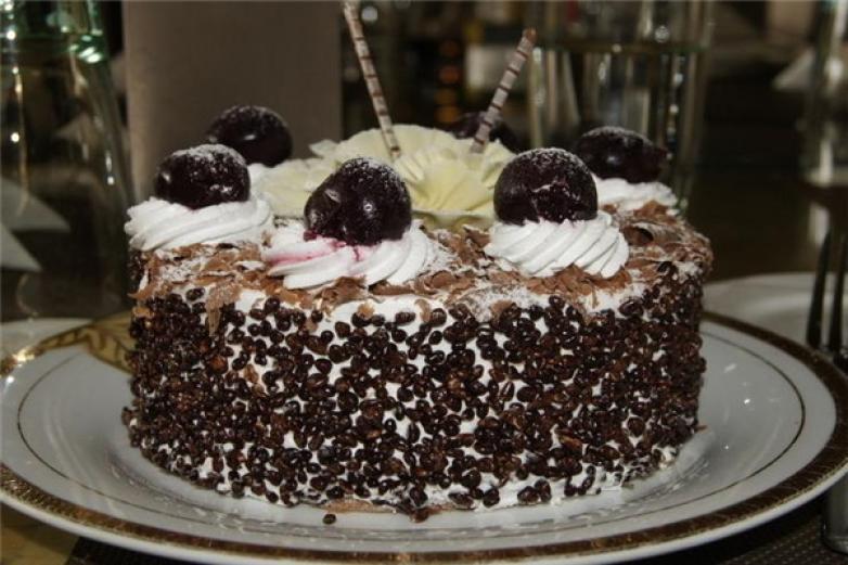 甜貓?zhí)鹌?/></p><p>甜貓?zhí)鹌放Υ蛟熘袊?guó)專業(yè)的餐飲連鎖運(yùn)營(yíng)服務(wù)全產(chǎn)業(yè)鏈，目前已擁有管理總部、品牌中心、直營(yíng)中心、營(yíng)銷(xiāo)中心、運(yùn)營(yíng)中心和物流中心六大中心體系，下設(shè)行政事務(wù)部、人力資源部、法律事務(wù)部、資本管理部、營(yíng)銷(xiāo)事業(yè)部、品牌策劃部、媒介管理部、網(wǎng)絡(luò)優(yōu)化部、運(yùn)營(yíng)指導(dǎo)部、商務(wù)接待部、物流配送部、倉(cāng)儲(chǔ)管理部等12個(gè)核心部門(mén)及兩個(gè)大型技術(shù)培訓(xùn)基地，現(xiàn)有員工1000余人，辦公場(chǎng)所總面積7000多平米，直營(yíng)及合作店面300多家，形成了從項(xiàng)目開(kāi)發(fā)、品牌包裝、營(yíng)銷(xiāo)策劃、店鋪直營(yíng)、招商連鎖、運(yùn)營(yíng)指導(dǎo)直至連鎖終端成功的全產(chǎn)業(yè)鏈完整服務(wù)體系，業(yè)內(nèi)遙遙先進(jìn)</p><p><p>甜貓?zhí)鹌窊碛刑鹌方绲妮^好團(tuán)隊(duì)，采用國(guó)際優(yōu)異專業(yè)設(shè)備、第三代奶漿和較新制作工藝，專業(yè)的潮流甜品解決方案、業(yè)內(nèi)一致好評(píng)的選擇！根據(jù)不同時(shí)節(jié)長(zhǎng)期進(jìn)行新品的研發(fā)與創(chuàng)立，無(wú)論何時(shí)，甜貓?zhí)鹌范純?yōu)勢(shì)十足！甜貓?zhí)鹌访阅闾鹛鹑Υ蚱铺鹛鹑Ω邿崃?、高糖分的一貫形象，從而極大的提升了售賣(mài)量</p></p><p><img src=