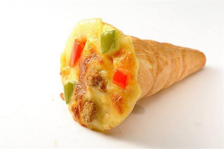 那波勒手握披薩