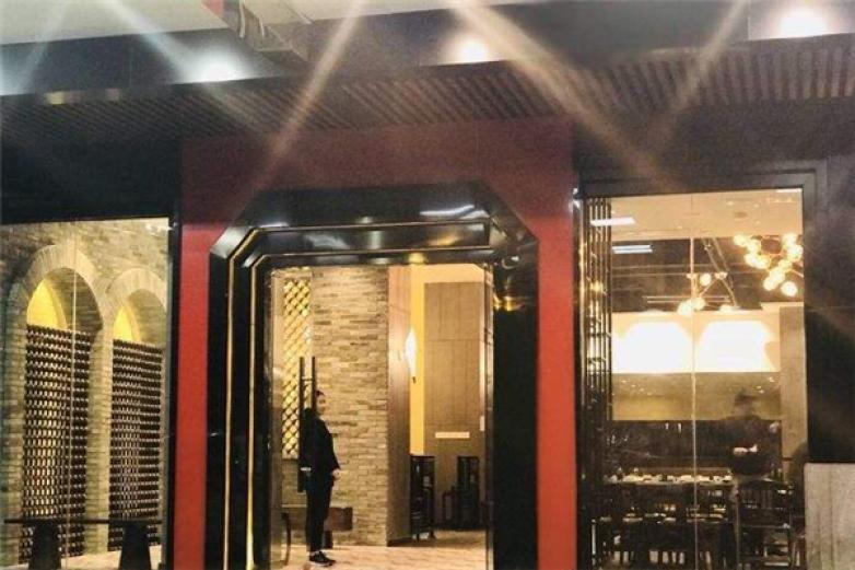 小紅?；疱?/></p><p>讓不少想開餐飲店的朋友經(jīng)過了解后，更愿意來選擇加盟，作為行業(yè)中的優(yōu)異品牌，可以讓大家更簡單的致富</p><p><p>普遍的火鍋店生意時好時壞，顧客源是一點(diǎn)的不穩(wěn)定，在效益上幾乎是沒得賺，但是來選擇加盟小紅?；疱伨筒灰粯恿?，大家可以憑借總部的影響力和幫助來進(jìn)行經(jīng)營，加上多年的開店經(jīng)驗(yàn)，讓大家在經(jīng)營中也就變得輕松，加上總部忠實(shí)顧客的推薦，能夠讓買個來加盟的朋友都可以在創(chuàng)業(yè)路上走的更容易</p></p><p><img src=