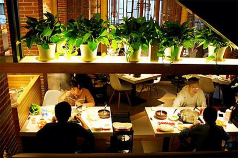 潮?；疱?/></p><p>潮?；疱伇小敖承钠焚|(zhì)”的企業(yè)文化認(rèn)真經(jīng)營(yíng)，精選優(yōu)質(zhì)原料在多道工藝下制作，融入現(xiàn)代手法，確保了制作出來(lái)的火鍋口感爽口，潮牛火鍋加入獨(dú)特調(diào)料，精心烹飪，確保了火鍋不但營(yíng)養(yǎng)豐富，而且口感奇絕，令人心動(dòng)不已，每一個(gè)品嘗過(guò)潮?；疱佁厣疱伒南M(fèi)者，都對(duì)其口感給予了高度評(píng)價(jià)</p><p><p>潮?；疱伣⒔ㄈ珖?yán)格的質(zhì)量提高/增加檢測(cè)體系和嚴(yán)格的檢測(cè)標(biāo)準(zhǔn)，每時(shí)每刻都對(duì)火鍋質(zhì)量實(shí)施檢測(cè)，打造綠色美味的火鍋品牌</p></p><p><img src=