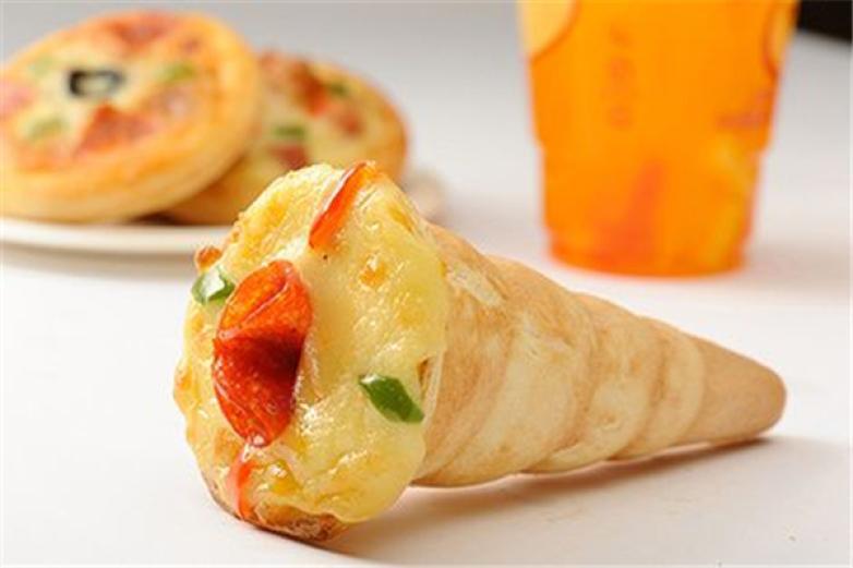 那波勒手握披薩