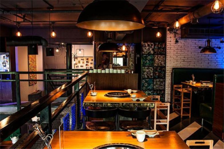 福躍鼎肥?；疱?/></p><p>公司總部位于重慶新興商業(yè)中心觀音橋，直營店位于重慶核心商圈解放碑，地理位置優(yōu)越，下設(shè)市場(chǎng)部、營運(yùn)部、物配部、技術(shù)研發(fā)中心、底料生產(chǎn)廠、財(cái)務(wù)部、行政部等職能部門，現(xiàn)有經(jīng)驗(yàn)豐富的管理人員和技藝精湛的廚政人員數(shù)十名</p><p><p>公司旗下品牌福躍鼎火鍋秉承“成就美食”的產(chǎn)品理念，以高品質(zhì)的肥牛為特色，以自有工藝精良，味型豐富的鍋底為核心，輔以新穎精美的火鍋涮菜，將源自江湖的重慶火鍋打造成健康時(shí)尚的美食</p></p><p><img src=