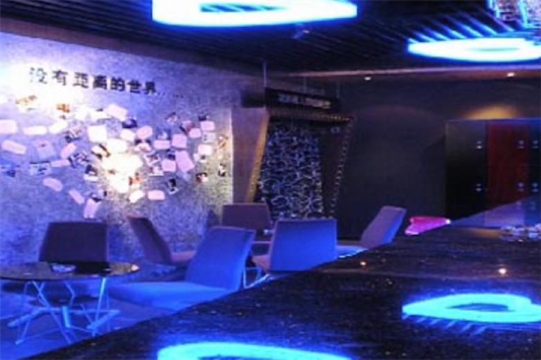 巨鯨肚黑暗餐廳