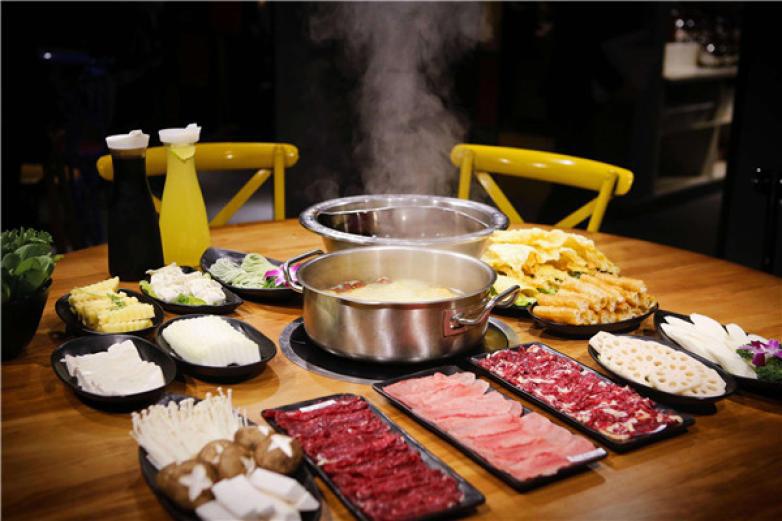 潮汕佬鮮?；疱?/></p><p>潮汕佬鮮?；疱伡用穗y度小，投入適中，各類加盟方式適合各種創(chuàng)業(yè)者，沒有經(jīng)營經(jīng)驗總部專人指導前期運作，幫助潮汕佬鮮?；疱伡用松淘缛丈鲜?，自己經(jīng)營</p><p><p>潮汕佬鮮?；疱佒粸槟峁┙】档氖澄?，潮汕佬鮮牛火鍋能異軍突起在很大程度上就憑借著這個“鮮”字牢牢的抓住了食客的眼球，比新鮮牛肉更加鮮活的現(xiàn)殺活牛肉概念不僅抓住了食客的眼球更抓住了食客的心</p></p><p><img src=