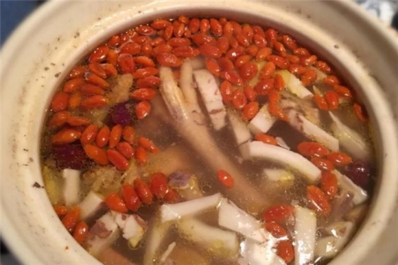 湯小白花膠雞湯