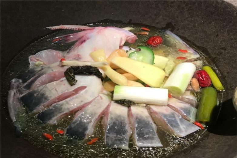 鮮潭蒸汽石鍋魚